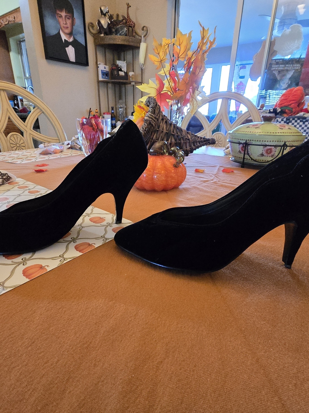 Classic Black Velvet Pointed Mid-Heel Pumps